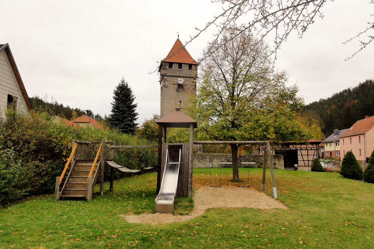 Spielplatz Siegelbach (an der Kirche, 600 m Entfernung zum Radweg)